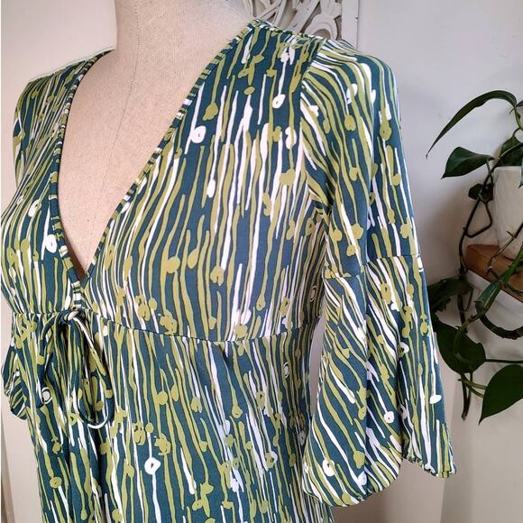 BCBG Paris Green Print Bell Sleeve Deep V Neck Shift Dress Size XS - Picture 10 of 10